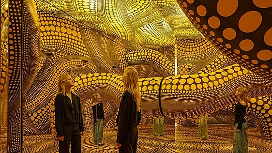 Yayoi Kusama: puntos (o lunares) suspensivos