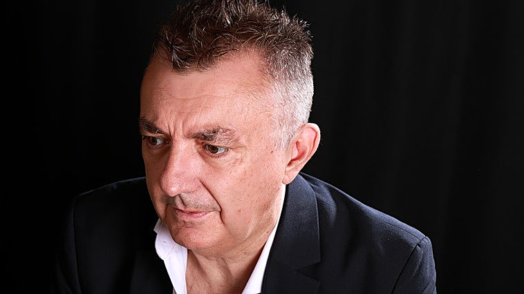 Manuel Vilas: «Antes escribía a lo Sex Pistols y ahora a lo Leonard Cohen»