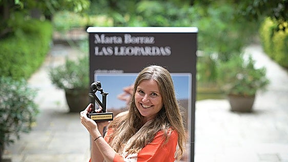 Marta Borraz gana el premio Tusquets 2026 con una novela sobre el drama del sida en los 70