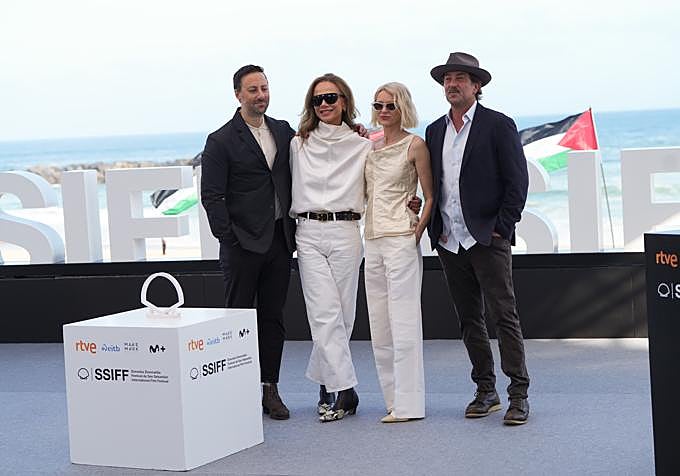 El equipo de 'La esposa perfecta', en San Sebastián, con banderas de Palestina al fondo. Unos pocos han protestado porque la película cuenta con productores israelíes