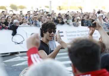 La 'bolamanía' se desata en San Sebastián, que se rinde ante el fenómeno de los Javis