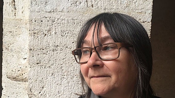 Ali Smith: «La IA se alimenta destruyendo libros, eso nos lo dice todo»
