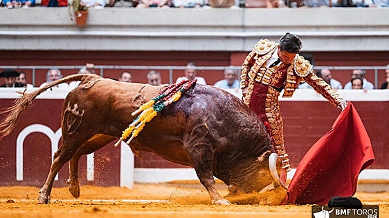 Diego Urdiales torea al natural al primero de la tarde
