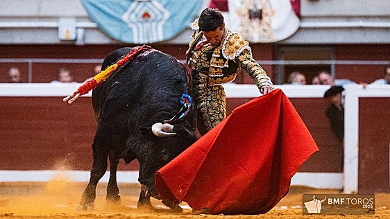 Diego Urdiales en un natural en la gran faena al cuarto de Domingo Hernández