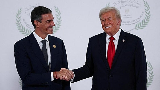 Sánchez y Trump, uno de los líderes señalados como regresores en el ensayo.