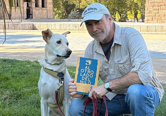 Galán y Tutu posan junto al templo de Debod, en Madrid.