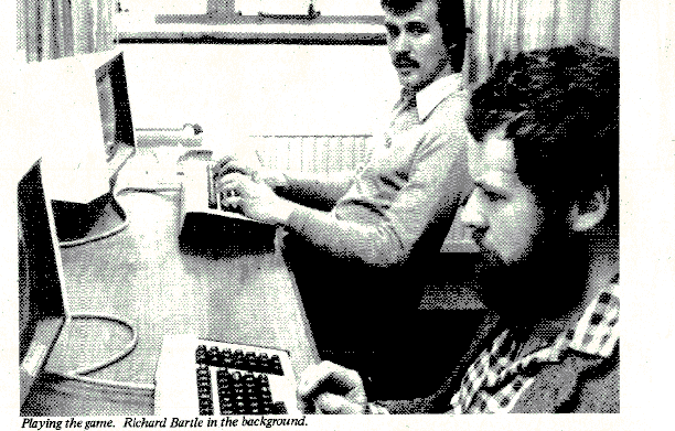 Richard Bartle, en el fondo, programando el MUD