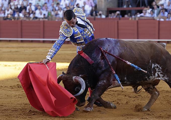 José María Manzanares durante su primera faena de la tarde