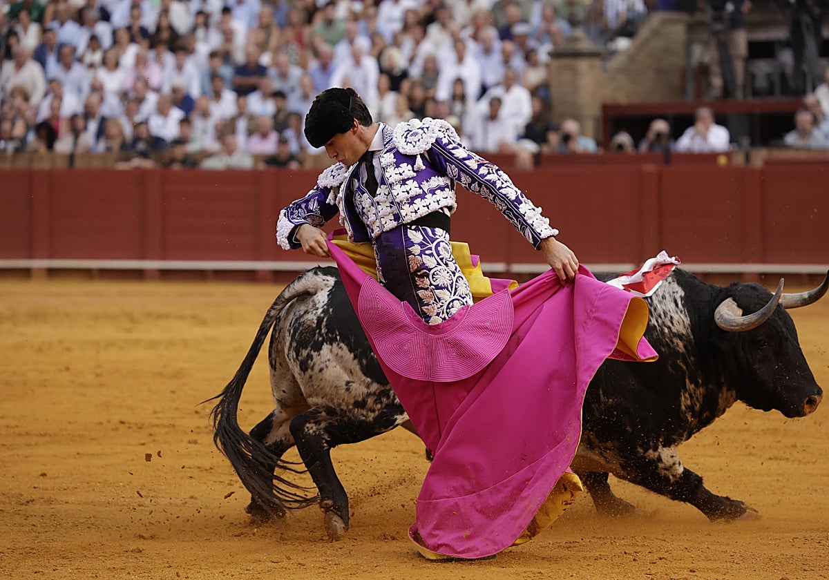Toros en Sevilla, en directo: Luque lo puso todo ante un quinto que no rompió hacia delante