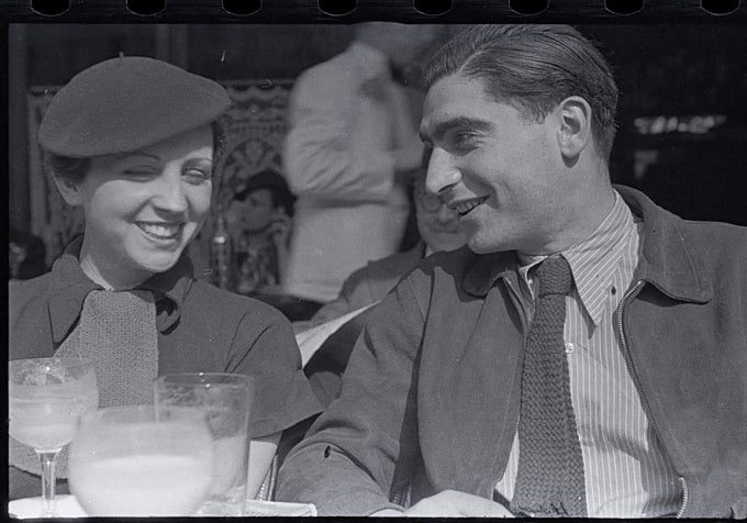 Gerda Taro y Robert Capa en la terraza del Café du Dôme en Montparnasse, París, principios de 1936