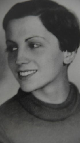 Imagen secundaria 2 - Dos fotografías tomadas por Capa en Villa del Río en las que Gerda Taro posa con milicianos en 1936 y un retrato de la fotógrafa 