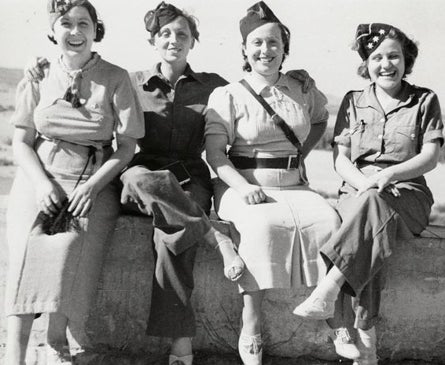 Imagen secundaria 1 - Dos fotografías tomadas por Capa en Villa del Río en las que Gerda Taro posa con milicianos en 1936 y un retrato de la fotógrafa 