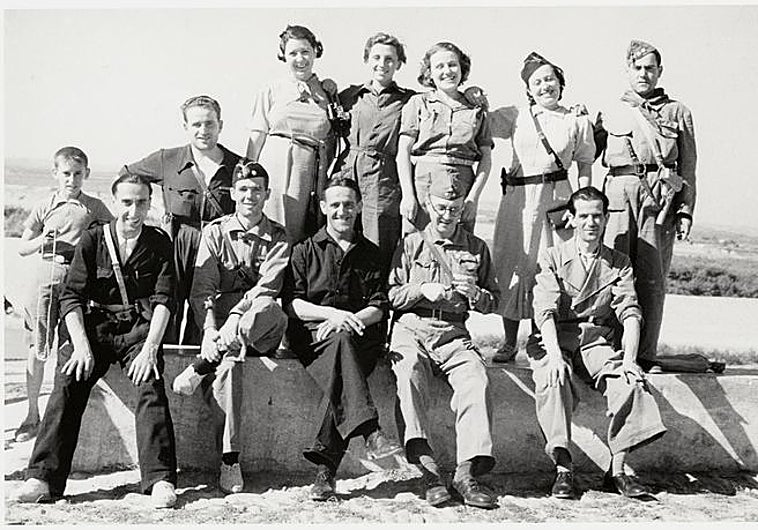 Imagen principal - Dos fotografías tomadas por Capa en Villa del Río en las que Gerda Taro posa con milicianos en 1936 y un retrato de la fotógrafa 