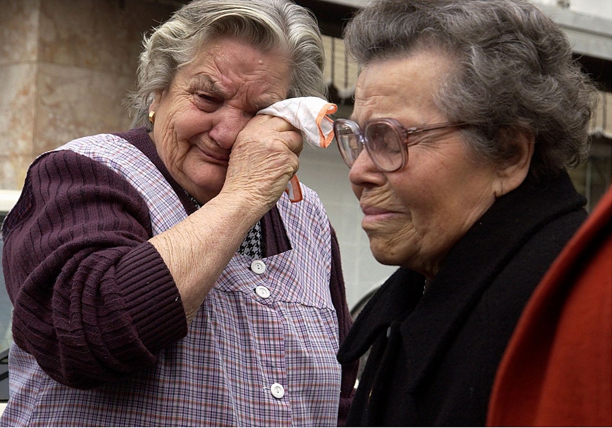 Una vecina de Rosario Piudo lloraba al ver salir de su casa a Rosario Piudo.