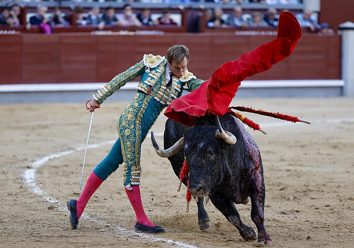 Ferrera abre la Puerta Grande al cortar una oreja a Chaparrito