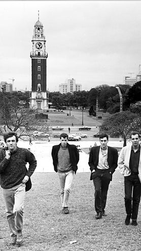 Imagen secundaria 2 - Arriba, la contraportada y portada del recopilatorio y una foto de la época. Abajo, La Unión en su primera visita a Buenos Aires