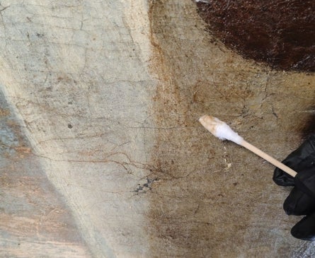 Imagen secundaria 1 - Detalles de la pintura de la batalla de Lepanto durante la restauración. Arriba, un detalle de Juan de Austria. Izda, limpieza de un área de la pintura. Dcha, personajes de una escena