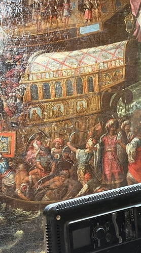 Imagen secundaria 2 - Detalles de la pintura de la batalla de Lepanto durante la restauración. Arriba, un detalle de Juan de Austria. Izda, limpieza de un área de la pintura. Dcha, personajes de una escena