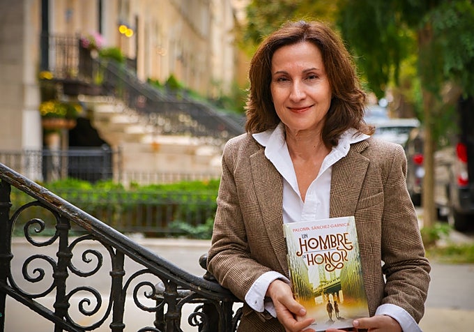 La autora, junto a su obra