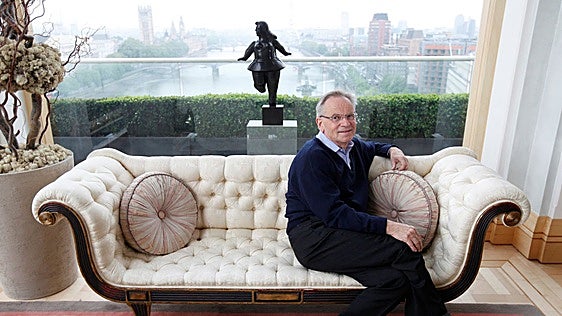 El autor británico Jeffrey Archer posa para una fotografía en su apartamento de Londres el 5 de mayo de 2011.