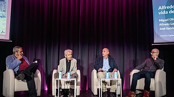 Carlos Aganzo, director de Aula de Cultura ABC, junto a José Sacristán, Alfredo Landa Imaz y Miguel Olid