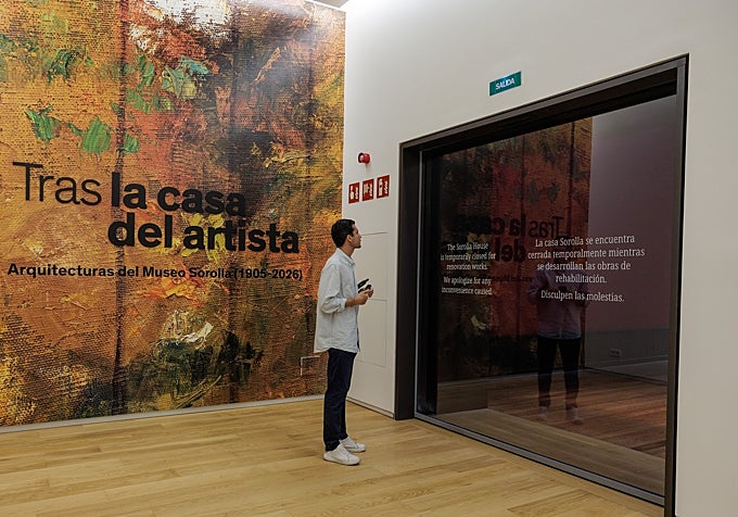 A la derecha, gran puerta de cristal que sirve de conexión entre la casa-museo y la ampliación.