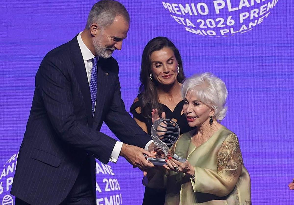 Los Reyes hacen entrega del Premio Planeta a la escritora Isabel Allende