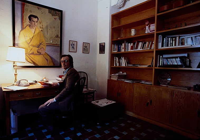 Imagen principal - Reportaje fotográfico publicado en ABC en 1978 en La huerta de San Vicente, finca de veraneo de la familia de Federico García Lorca. En la imagen principal, un retrato del poeta cuando vivía en la Residencia de Estudiantes, por Toledo; en la segunda imagen, la familia del poeta en la casa. En último lugar, la chimenea con un retrato de la hermana del poeta, Isabel, de adolescente