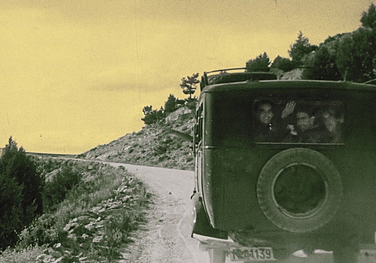 Imagen principal - Material original de 'La voz quebrada'. Arriba, Lorca en la furgoneta cuyo nitrato original encontró Manuel Menchón; abajo, vestido de La Noche en la obra 'La vida es sueño'. En vertical, Lorca en una fotografía