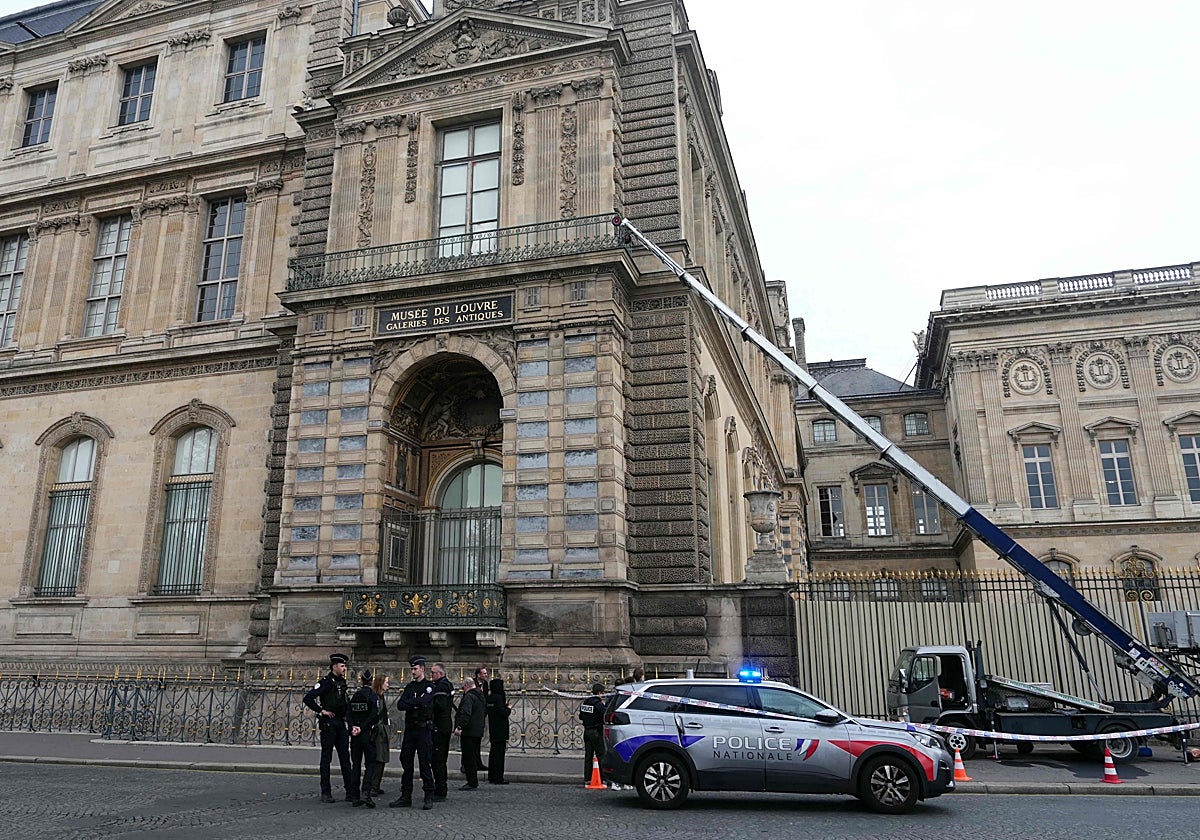 Agentes de la policía francesa permanecen junto al elevador de carga utilizado por los asaltantes para acceder al Museo del Louvre, en 2025