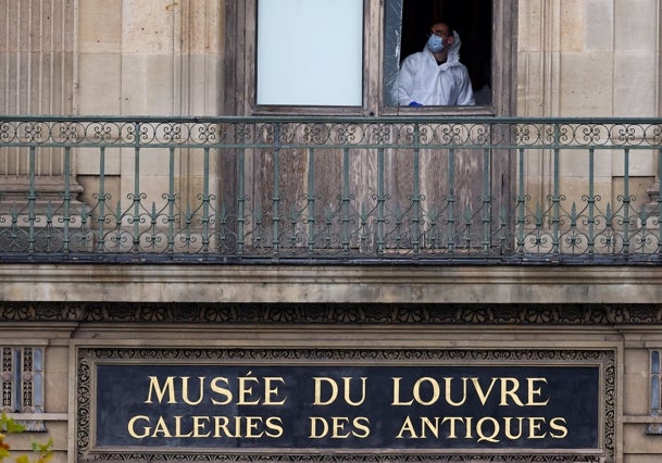 La policía forense revisa el museo en 2025