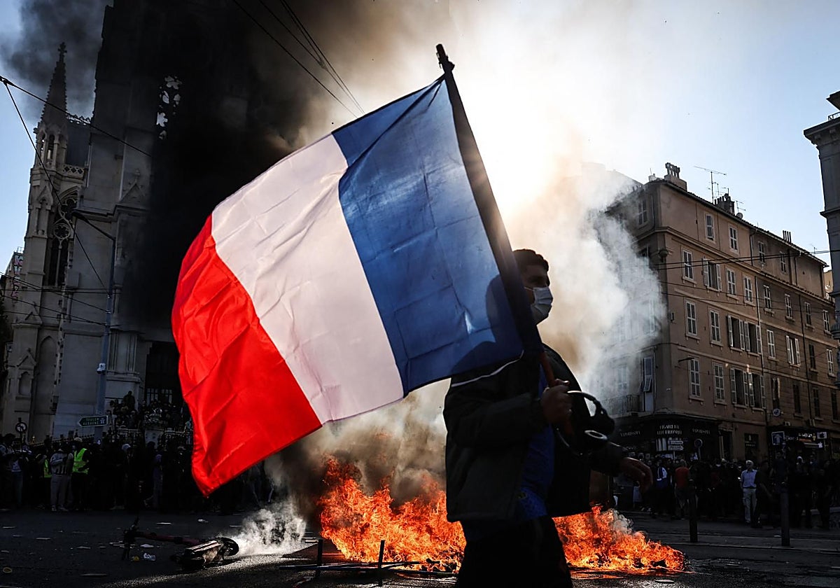 Un manifestante durante las protestas, en París, este 19 de octubre de 2026.