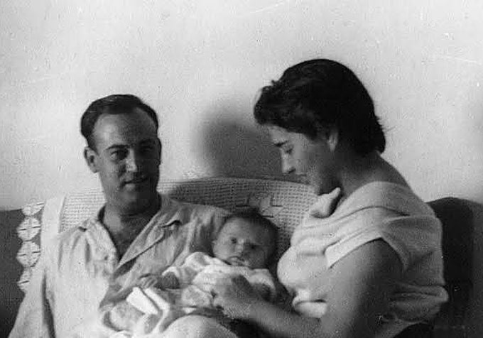 Pilar Paz Pasamar con su esposo Carlos Redondo y su bebé