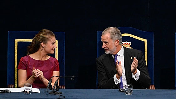 El Rey defiende que la democracia «no se agota en unas elecciones» y pide «cuidar sus formas e instituciones»