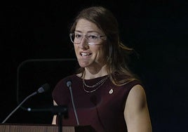 Cristina Koch, leyendo su discurso.