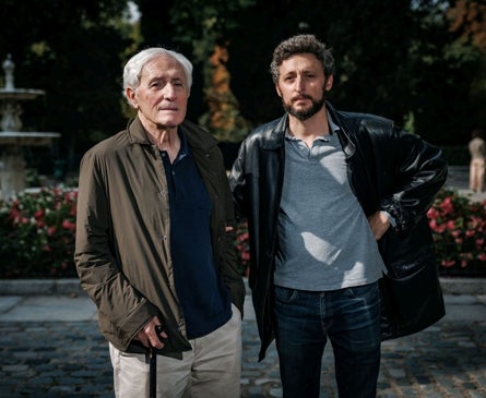 Imagen secundaria 1 - Arriba: Iñaki Viar, con la cuadrilla, en los años 60. Sobre estas líneas a la izquierda, Jon e Iñaki Viar, en el parque de El Retiro. A la derecha: Ramón y PIlar Elías, el día de su boda.
