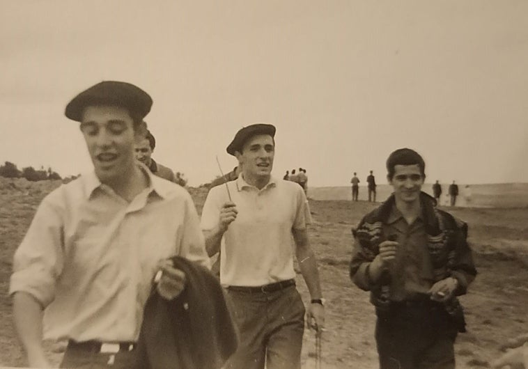 Imagen principal - Arriba: Iñaki Viar, con la cuadrilla, en los años 60. Sobre estas líneas a la izquierda, Jon e Iñaki Viar, en el parque de El Retiro. A la derecha: Ramón y PIlar Elías, el día de su boda.