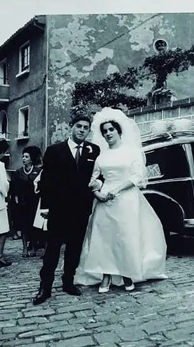 Imagen secundaria 2 - Arriba: Iñaki Viar, con la cuadrilla, en los años 60. Sobre estas líneas a la izquierda, Jon e Iñaki Viar, en el parque de El Retiro. A la derecha: Ramón y PIlar Elías, el día de su boda.