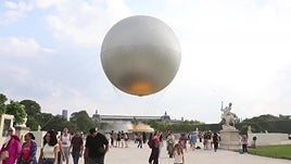 Los alrededores del Louvre y del río Sena se llenan de visitantes cuando baja el sol