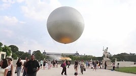 Parisinos y visitantes disfrutan de los alrededores del Louvre y del río Sena