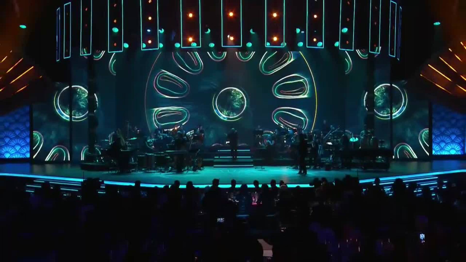 La noche en la que Laura Pausini brilló en boca de sus amigos, de