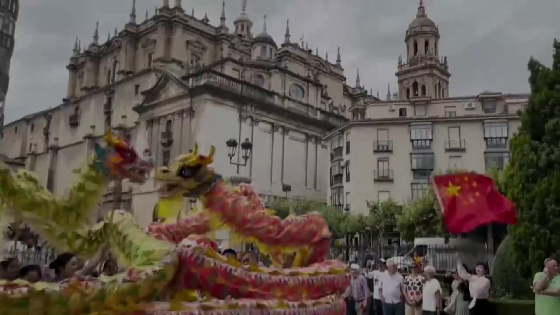 Actuación de Irlanda y China en la lonja de la Diputación de Jaén detrás la Catedral de Jaén.