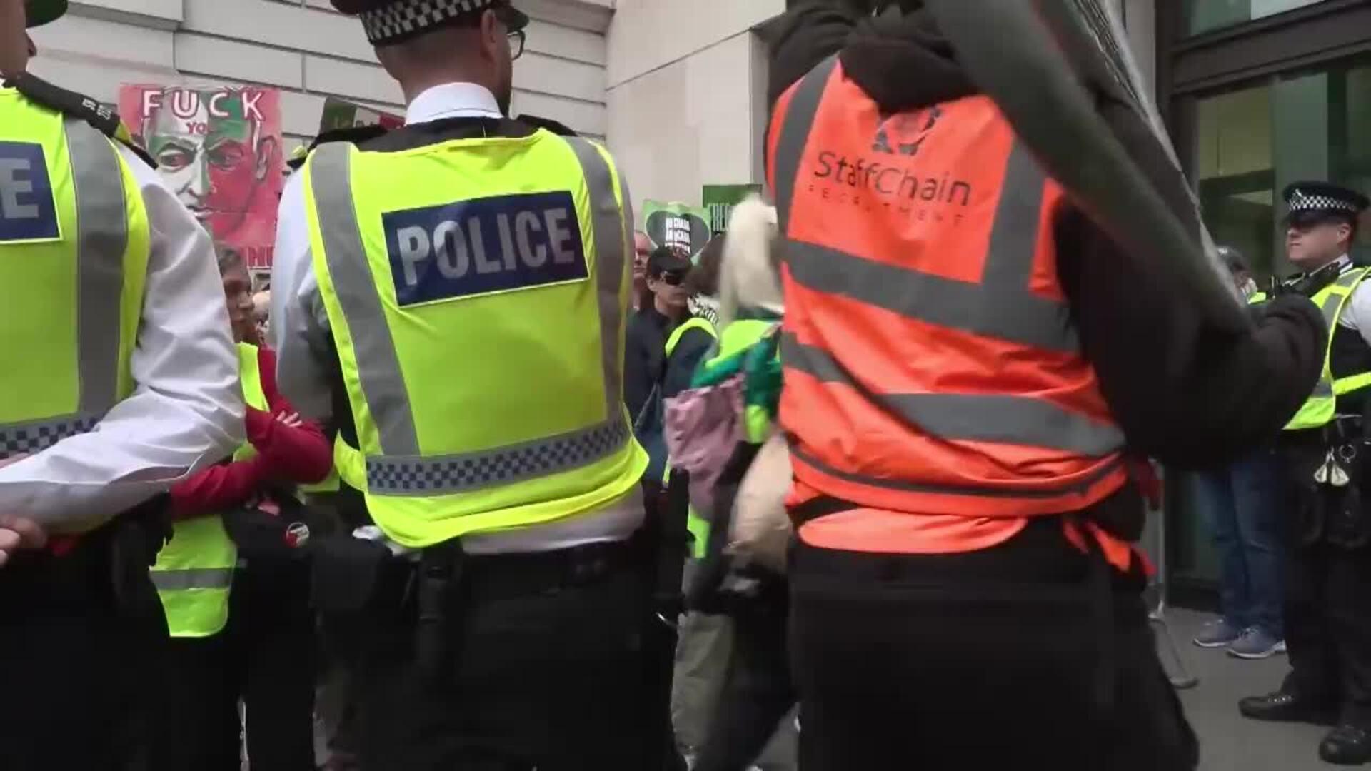 Cientos de fans de Kneecap reciben a Liam Óg Ó Hannaidh en los juzgados de Londres