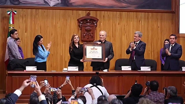 Serrat recibe un doctorado honoris causa que fortalece su “cadena de amor” por México