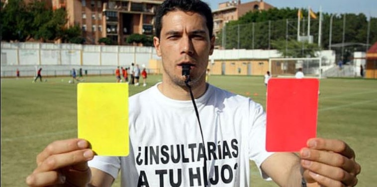 'El árbitro de la paz', que luchaba contra la violencia en el fútbol base abandona el arbitraje federado