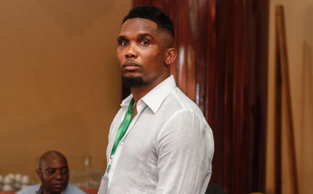 Eto'o durante las votaciones en la Federación de Fútbol de Camerún