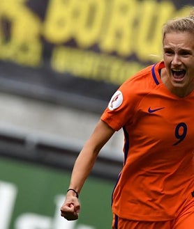 Imagen secundaria 2 -  Lindahl, Miedema y Hegerberg con sus respectivas selecciones