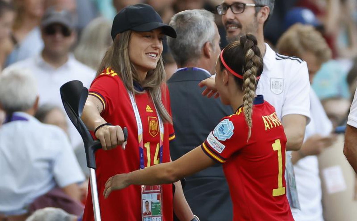 Alexia Putellas apoyando al equipo desde la grada