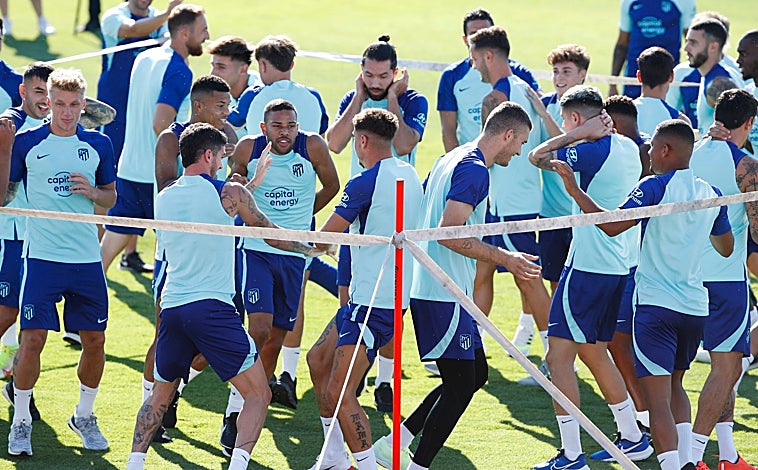 Imagen principal - El Atlético comenzó este domingo el trabajo de pretemporada. Moarta y Saúl, que han regresado al club tras finaalizar sus cesiones, se reencontraron con el Cholo Simeone 