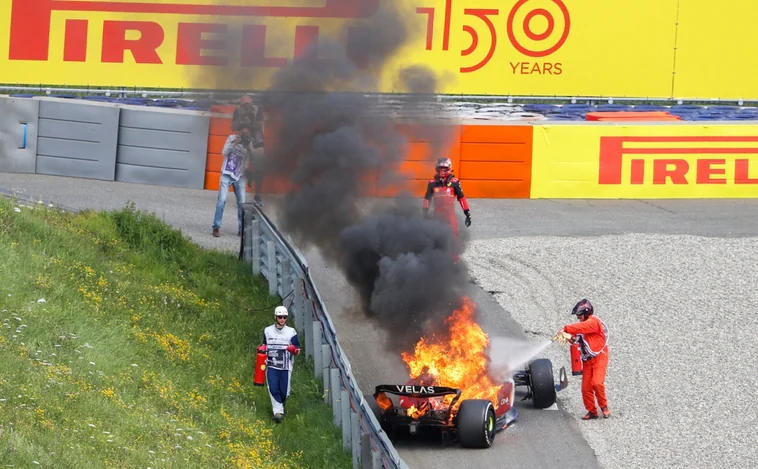 Angustia de Sainz al abandonar con su coche en llamas